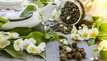 organic-jasmine-tea-leaves-with-fresh-jasmine-flowers